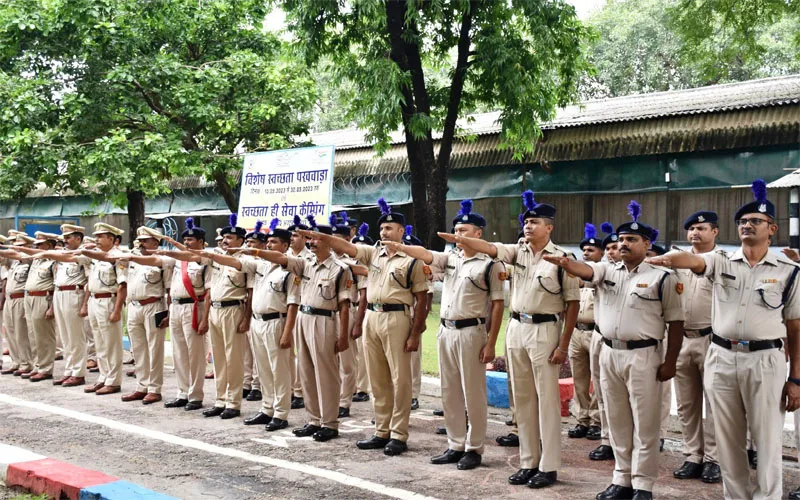 अयोध्या: गांधी जयंती पर सीआरपीएफ जवानों ने ली स्वच्छता की शपथ