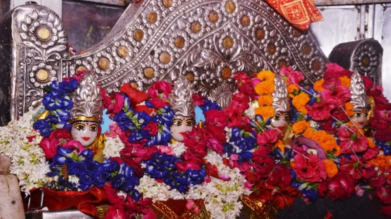 Shardiya Navratri: भोर पहर से ही मां देवी के मंदिरों के खुले पट, दर्शन के लिए उमड़ी श्रद्धालुओं की भीड़, पुलिस तैनात