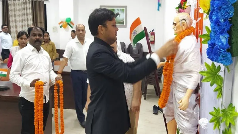 प्रयागराज: प्रभारी जिलाधिकारी ने राष्ट्रपिता महात्मा गांधी की जयंती पर फहराया राष्ट्रीय ध्वज