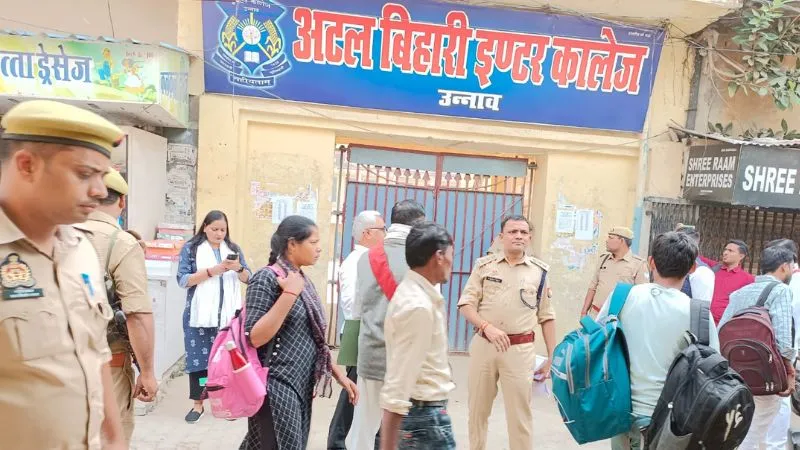UPSSSC PET 2023: उन्नाव में व्यापक सुरक्षा इंतजाम के बीच शुरू हुई पेट परीक्षा, इन अधिकारियों ने केंद्रों का किया निरीक्षण