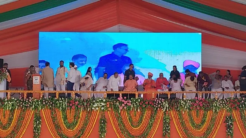 Unnao में CM Yogi ने राजा राव राम बक्स सिंह की प्रतिमा का किया अनावरण, बोले- 100वें वर्ष विश्व का नेतृत्व करेगा भारत