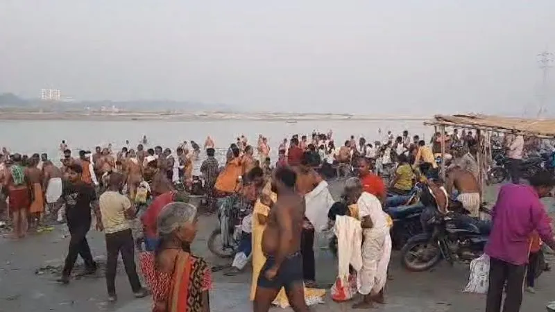 Unnao: सुख-समृद्वि की कामना कर पितरों को किया विदा, गंगाजल से किया पूर्वजों का तर्पण, पंडो को दान दक्षिणा भी दिया