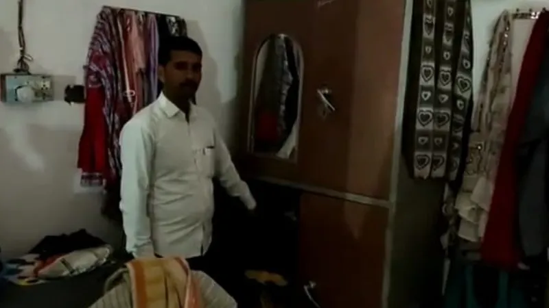 Unnao News: सूने घर से चोरों ने नगदी व जेवर समेत पार किया लाखों का माल… छत के रास्ते से हुए थे दाखिल