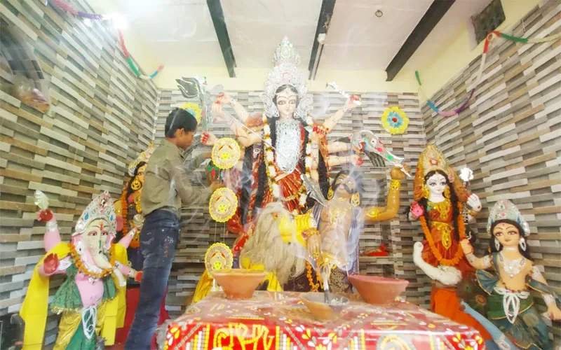 काबिले तारीफ: वाराणसी में 13 वर्षीय छात्र ने यूट्यूब पर देखकर बनाई मां की भव्य प्रतिमा