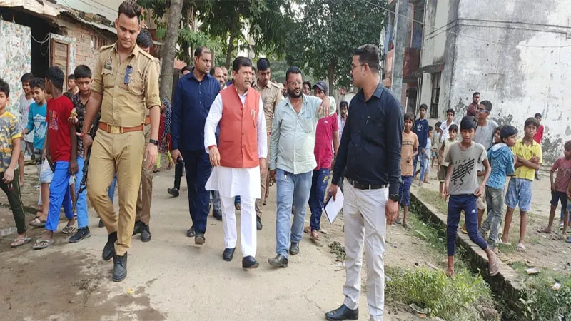 बहराइच: नगर विकास राज्यमंत्री ने कांशीराम कॉलोनी का लिया जायजा, कहा- अधूरे निर्माण को पूरा कराएं अधिकारी