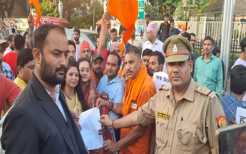 लखनऊ में इजरायल के समर्थन में उतरी अखिल भारत हिन्दू महासभा, लगाये नारे