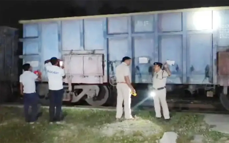 हरदोई: लखनऊ से दिल्ली जा रही मालगाड़ी में लगी आग, फायर ब्रिगेड ने कड़ी मशक्कत के बाद पाया काबू
