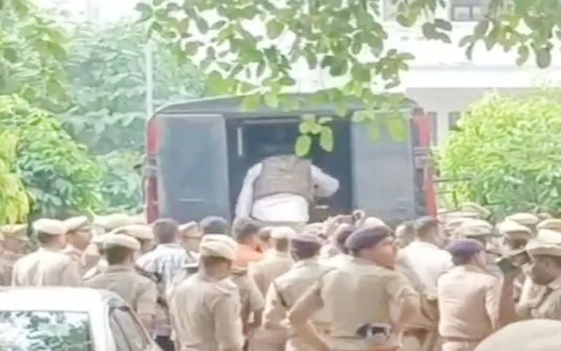 प्रयागराज: बुलेटप्रूफ जैकेट में डॉन बबलू श्रीवास्तव की कोर्ट में हुई पेशी, फिरौती मामले में बयान दर्ज