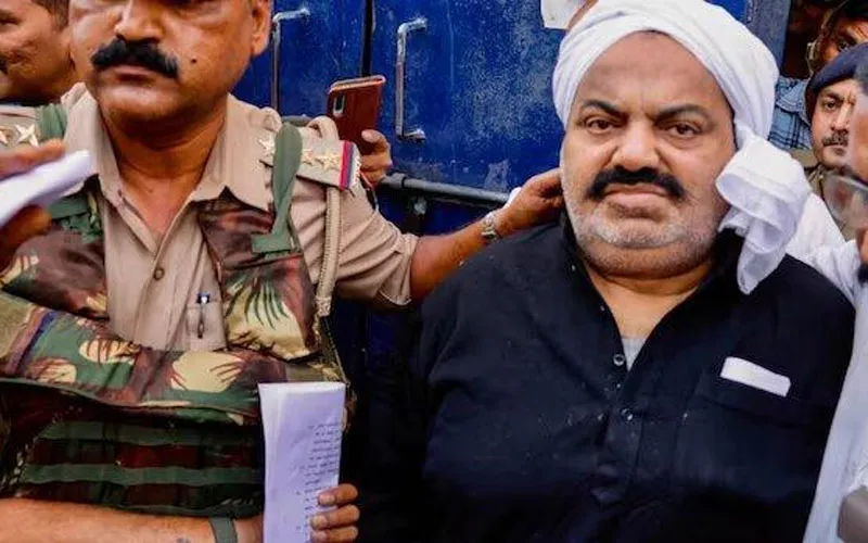 अतीक के गुर्गों का राज अब भी बरकरार, प्लाट से कब्जा छोड़ने के एवज में मांगे 22 लाख रुपए, पीड़ित को दी यह धमकी...