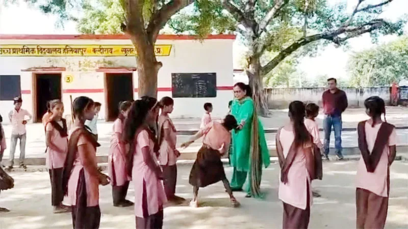 सुलतानपुर: एमडीएम में घपले की जांच से चिढ़ी टीचर ने अनुदेशक व छात्राओं को पीटा, केस दर्ज