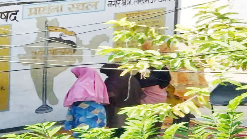 लखनऊ : प्राथमिक विद्यालय में छात्राओं ने पढ़ी नमाज, फोटो सोशल मीडिया पर वायरल