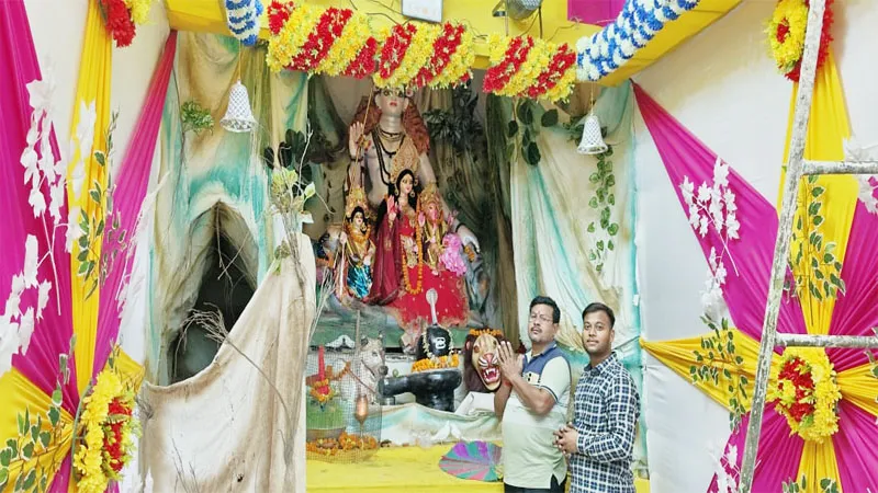 सुलतानपुर: पंडालों में स्थापित मां दुर्गा के खुले कपाट, विजयादशमी से दिखेगी महोत्सव की असली रंगत 