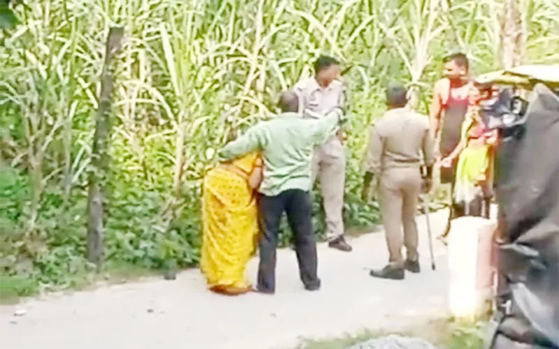 गोंडा: पुलिस के सामने दबंगों ने महिला को जमकर पीटा, देखें वीडियो...