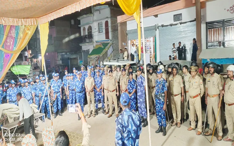 बहराइच: आरएएफ जवानों के साथ पुलिस ने किया फ्लैग मार्च, दुर्गा पूजा-दशहरा को देखते हुए बढ़ाई चौकसी