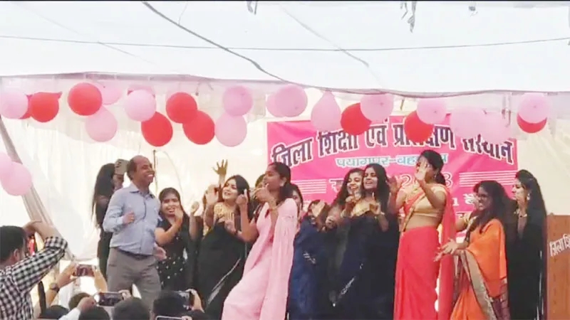 बहराइच: तीन दिवसीय गणित किट प्रशिक्षण के समापन मौके पर प्राचार्य ने दिखाया अपना करतब, देखें वीडियो...