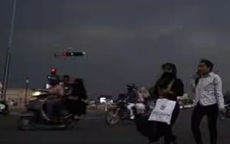 लखनऊ: तेज हवाओं और बारिश ने बदला राजधानी का मौसम, छाया अंधेरा