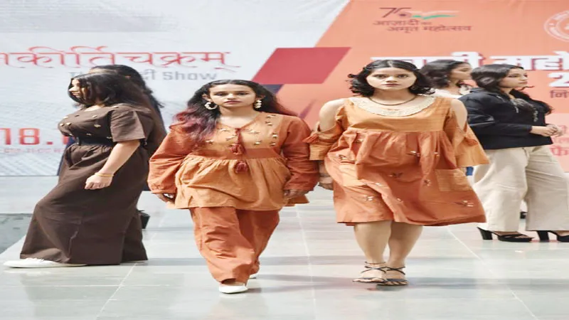 रायबरेली: निफ्ट में छात्र-छात्राओं ने किया रैंप वॉक, दिखाया खादी का जलवा, मनमोहक वस्त्र देख दर्शक हुए मंत्रमुग्ध 