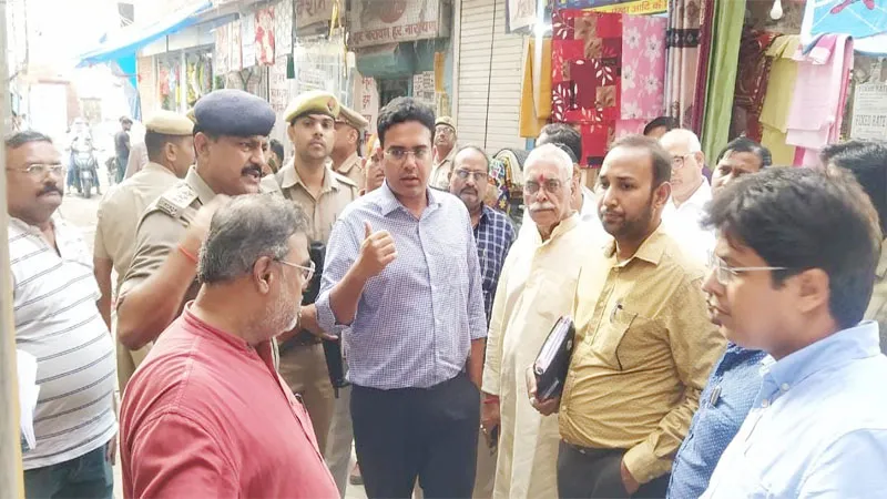 प्रयागराज: डीएम ने रामलीला स्थलों से निकलने वाली झांकियों के मार्गों का किया निरीक्षण