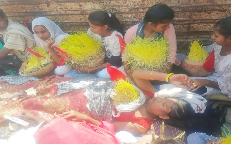 बांदा: मां की साधना में लीन किन्नर ने सीने में बोए जवारे, दर्शन को उमड़ रही भीड़...