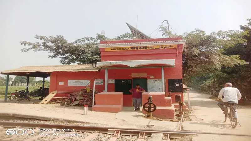 अयोध्या: सुविधा नहीं बल्कि बदइंतजामी का स्टेशन बना मलेथू कनक स्टेशन, रोजाना गुजरती हैं 16 जोड़ी ट्रेनें, लोग परेशान