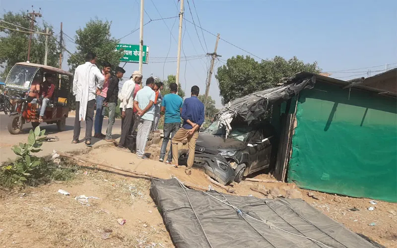 महोबा: कार और मोटरसाइकिल की आमने-सामने हुई जोरदार टक्कर, हादसे में दो बाइक सवारों की मौत