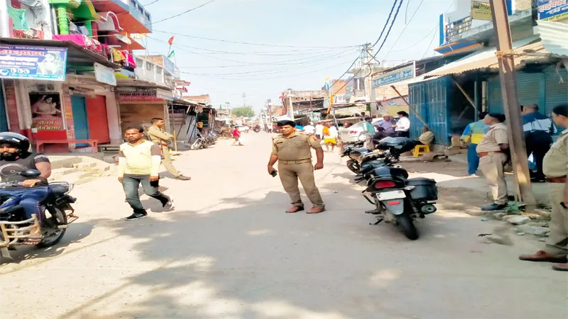 अयोध्या: किशोरी को अगवा करने के मामले में दुकानदार अब भी आक्रोशित, बंद किया ड्योढ़ी बाजार, किया प्रदर्शन 