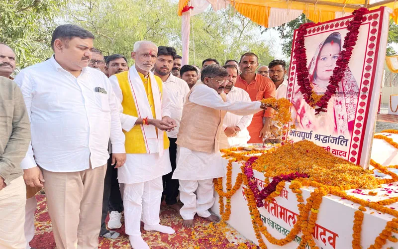 अयोध्या: पूर्व जिला पंचायत सदस्य की 13वीं पुण्यतिथि पर लगा स्वास्थ्य कैम्प