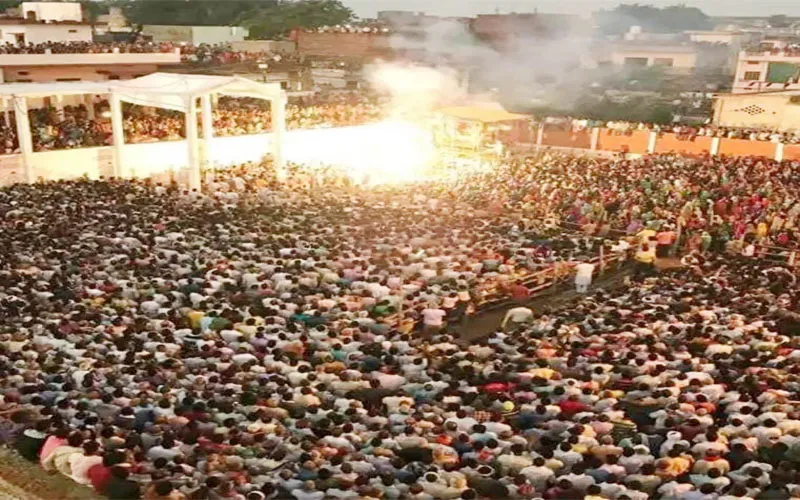 वाराणसी: बाबा विश्वनाथ की नगरी काशी में भोर की आरती के लिए उमड़ा जनसैलाब, हर-हर महादेव के लगे जयकारे