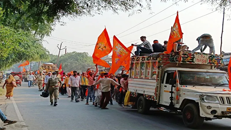 कलश यात्रा के साथ शुरू हुआ श्रीराम महायज्ञ, युवाओं के हाथ में लहराते भगवाध्वज बने आकृषण का केंद्र