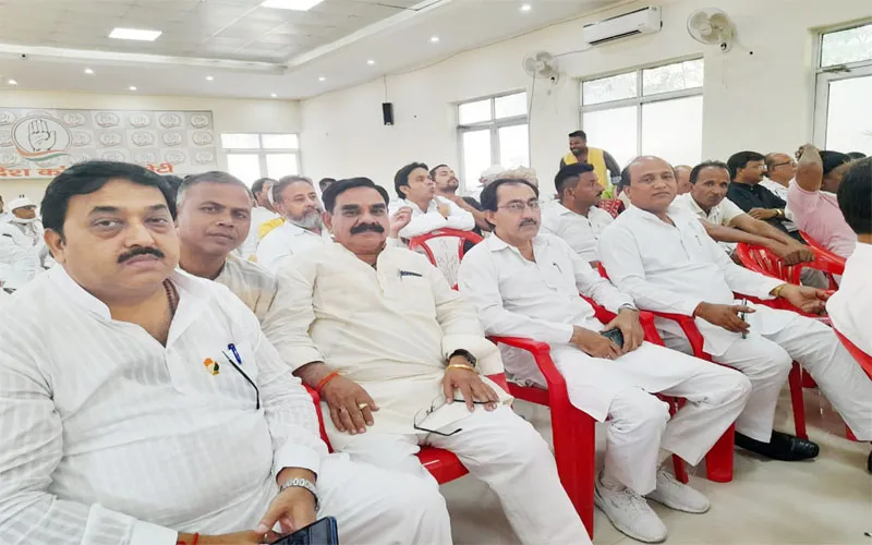 लखनऊ: दलित गौरव संवाद की समीक्षा करने राजधानी में जुटे कांग्रेस नेता और कार्यकर्ता