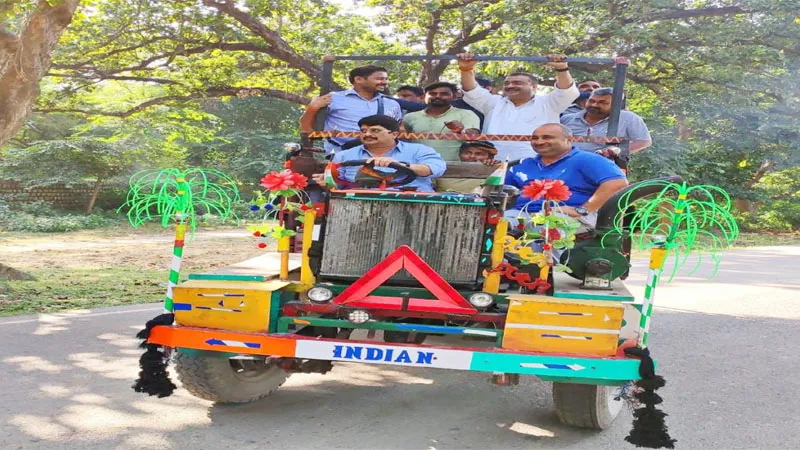 प्रतापगढ़: राजा भैया ने एमएलसी के साथ चलाई जुगाड़ गाड़ी, फोटो वायरल