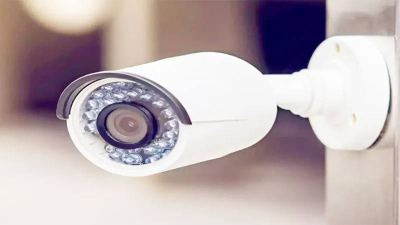 CCTV कैमरे ने पकड़ी इलेक्ट्रॉनिक की दुकान में हुई चोरी, 18 एलईडी टीवी, बल्ब और सिलाई मशीन चुराते दिखे चोर!