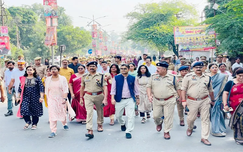 बाराबंकी: महिला व बालिकाओं को जागरूक करने के लिए निकाली गई रैली, बड़ी संख्या में जुटे लोग