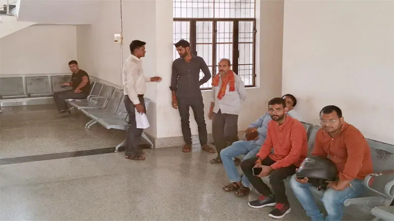 प्रयागराज: आरटीओ कार्यालय बना दलालों का अड्डा!, बेखौफ होकर मांगते हैं सुविधा शुल्क, जानिये माजरा... 