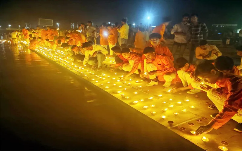 अयोध्या: हुतात्माओं के लिए राम की पैड़ी पर 11 हजार दीपों का हुआ दान, जन्मभूमि परिसर में संपन्न हुआ नौ दिवसीय अनुष्ठान