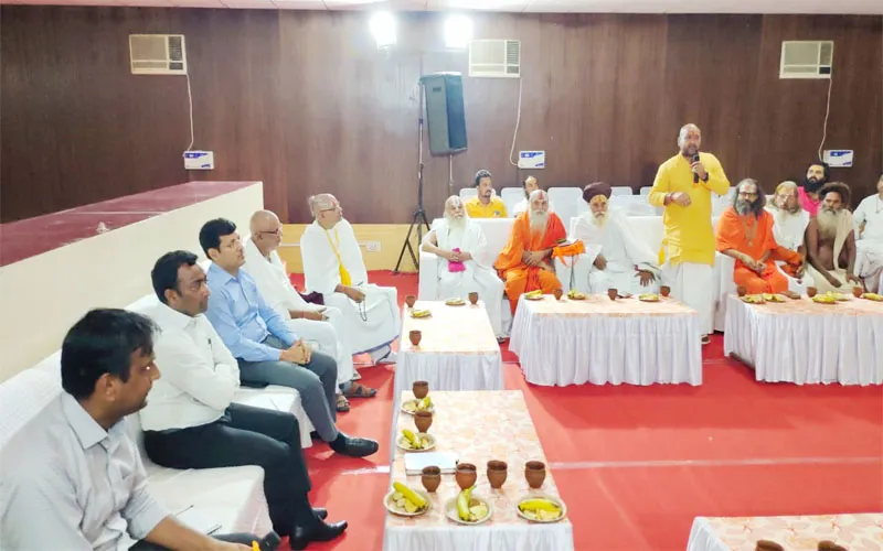 अयोध्या: डूबक्षेत्र को लेकर नाराज संतों के साथ डीएम ने की बैठक, दिया आश्वासन, कही यह बड़ी बात...