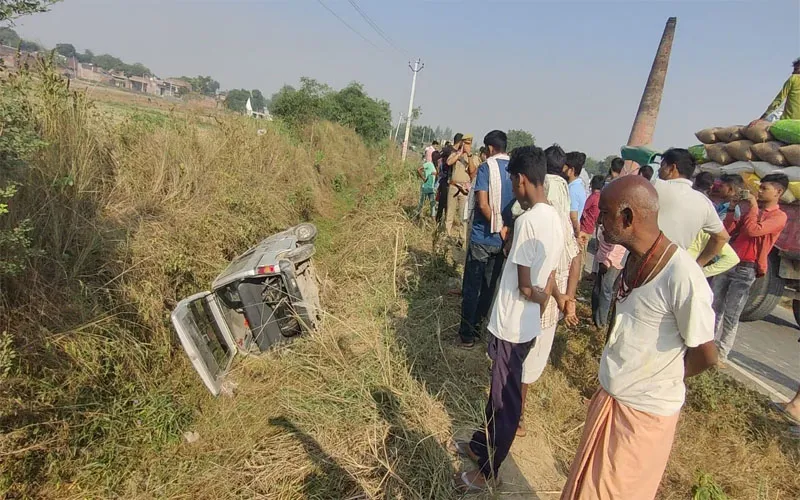 इटावा: स्कूली बच्चों से भरी वैन अनियंत्रित होकर पलटी, पांच छात्र-छात्राएं हुए घायल, हड़कंप 