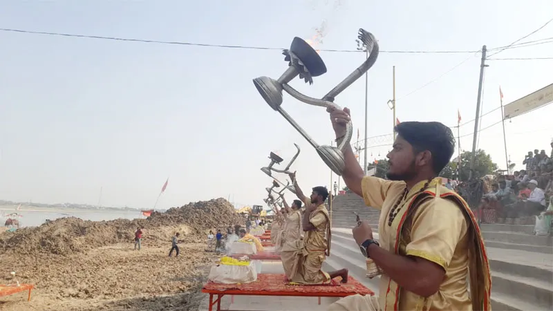 वाराणसी: चंद्रग्रहण के कारण दिन में की गई मां गंगा की आरती, चौथी बार टूटी 32 साल पुरानी परंपरा... 