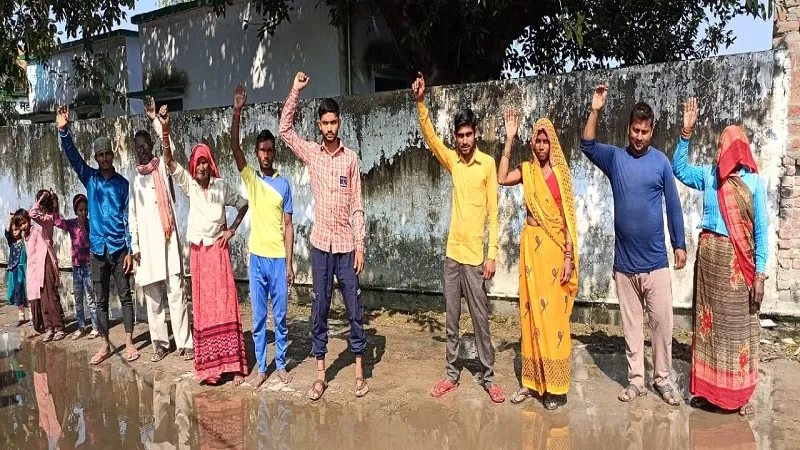 अमरोहा: जल भराव व गंन्दगी से परेशान ग्रामीणों ने सफाईकर्मी व ग्राम प्रधान पर लगाया आरोप