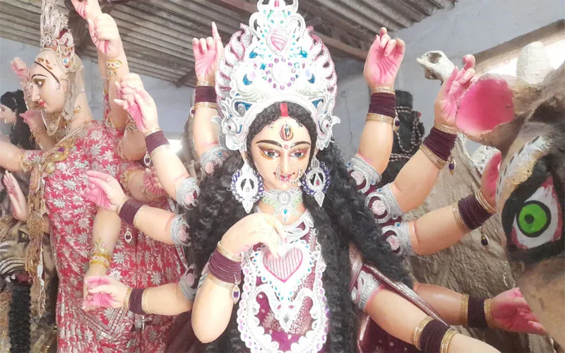 वाराणसी: इस बार पंचमेवा से बनी दुर्गा प्रतिमा रहेगी आकर्षण का केंद्र, रुद्राक्ष-कमलगट्टे के बनाए जा रहे आभूषण