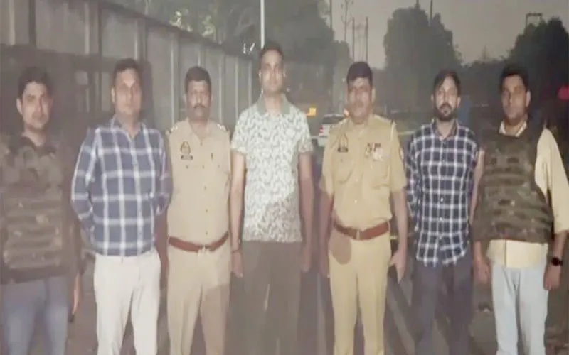 आगरा की हरीपर्वत पुलिस को मिली सफलता, चेन स्नेचिंग करने वाले बदमाश को मुठभेड़ में किया गिरफ्तार 