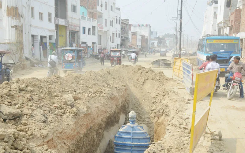 अयोध्या: रामपथ पर चौतरफा चल रही खोदाई, उड़ रहे धूल के गुबार से लोगों को आ रही रुलाई!