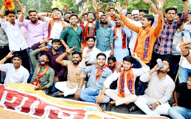 कानपुर: एबीवीपी ने सड़क पर किया जोरदार प्रदर्शन, दोषी शिक्षिका निलंबित, यह था पूरा मामला...