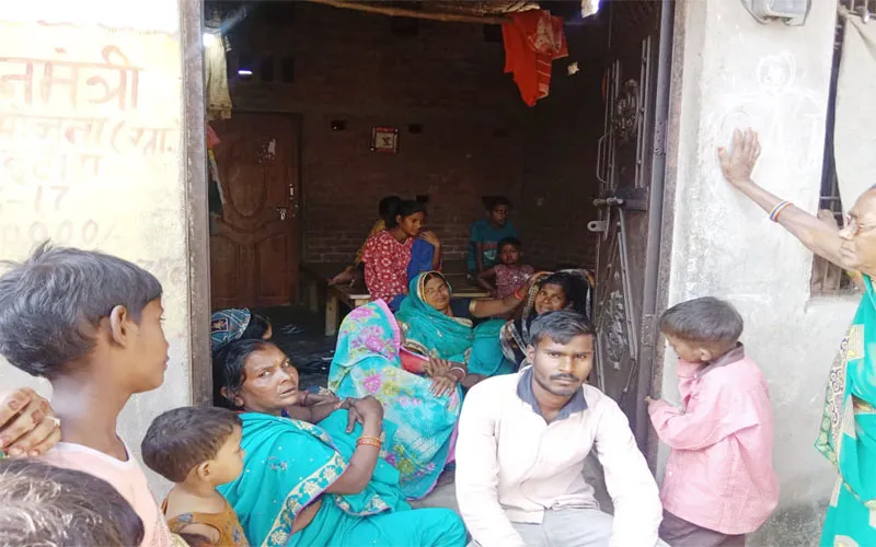 अयोध्या: श्रद्धालुओं से भरी ट्रैक्टर ट्रॉली को ट्रक ने पीछे से मारी टक्कर, एक की मौत, 14 घायल, देखें वीडियो 