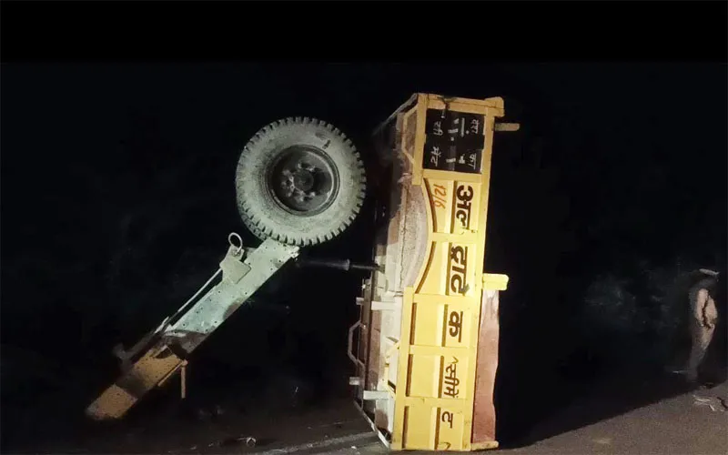 हमीरपुर: प्रेशर पाइप में पैर रखने से खड़ी हुई ट्रैक्टर ट्राली, 20 लोग घायल, मुंडन संस्कार से लौट रहे थे सभी