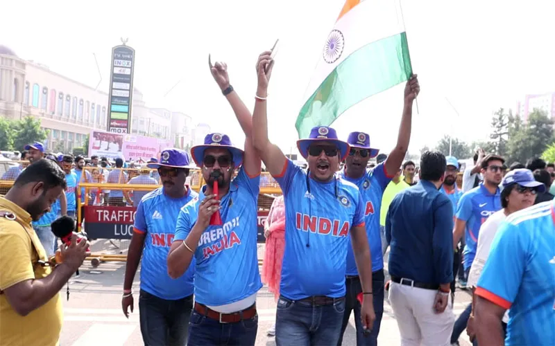 लखनऊ: IND Vs ENG मुकाबले को लेकर दर्शकों में भारी उत्साह, Ekana के बाहर टीम India के लिए किया Cheers!
