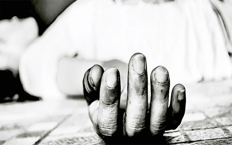 प्रयागराज: प्यार में मिला धोखा तो हाथ की नस काटकर रेलवे ट्रैक पर लेट गई लड़की, लोगों ने बचाई जान 