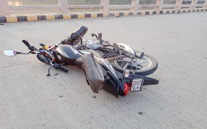 जालौन: पंचनद के पुल की रेलिंग से टकराई बाइक, दो की मौत, एक घायल, कोहराम