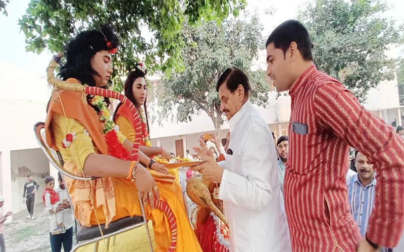 इटावा: रावण वध होते ही गूंज उठे श्रीराम के जयकारे, सपा नेता शिवपाल सिंह यादव भी पहुंचे, उतारी प्रभु राम की आरती