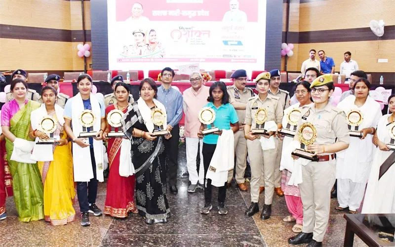 प्रयागराज: मिशन शक्ति विशेष अभियान फेज-4 का हुआ शुभारम्भ, पुलिस लाइन से निकाली गई जन-जागरुकता रैली